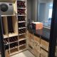Showroom cave à vins en sapin avec plan granit, chants aluminium et climatiseur