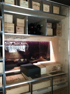 Showroom cave à vins en sapin avec plan granit, chants aluminium et climatiseur