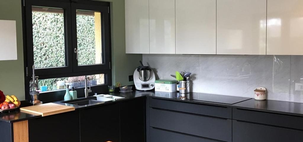 Conception et installation d'une cuisine moderne noir et blanc avec agencement de rangements.
