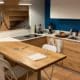 Creation agencement de cuisine moderne avec plan de travail et espace petit déjeuner