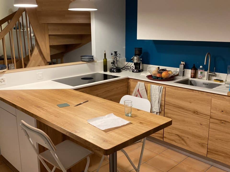 Creation agencement de cuisine moderne avec plan de travail et espace petit déjeuner