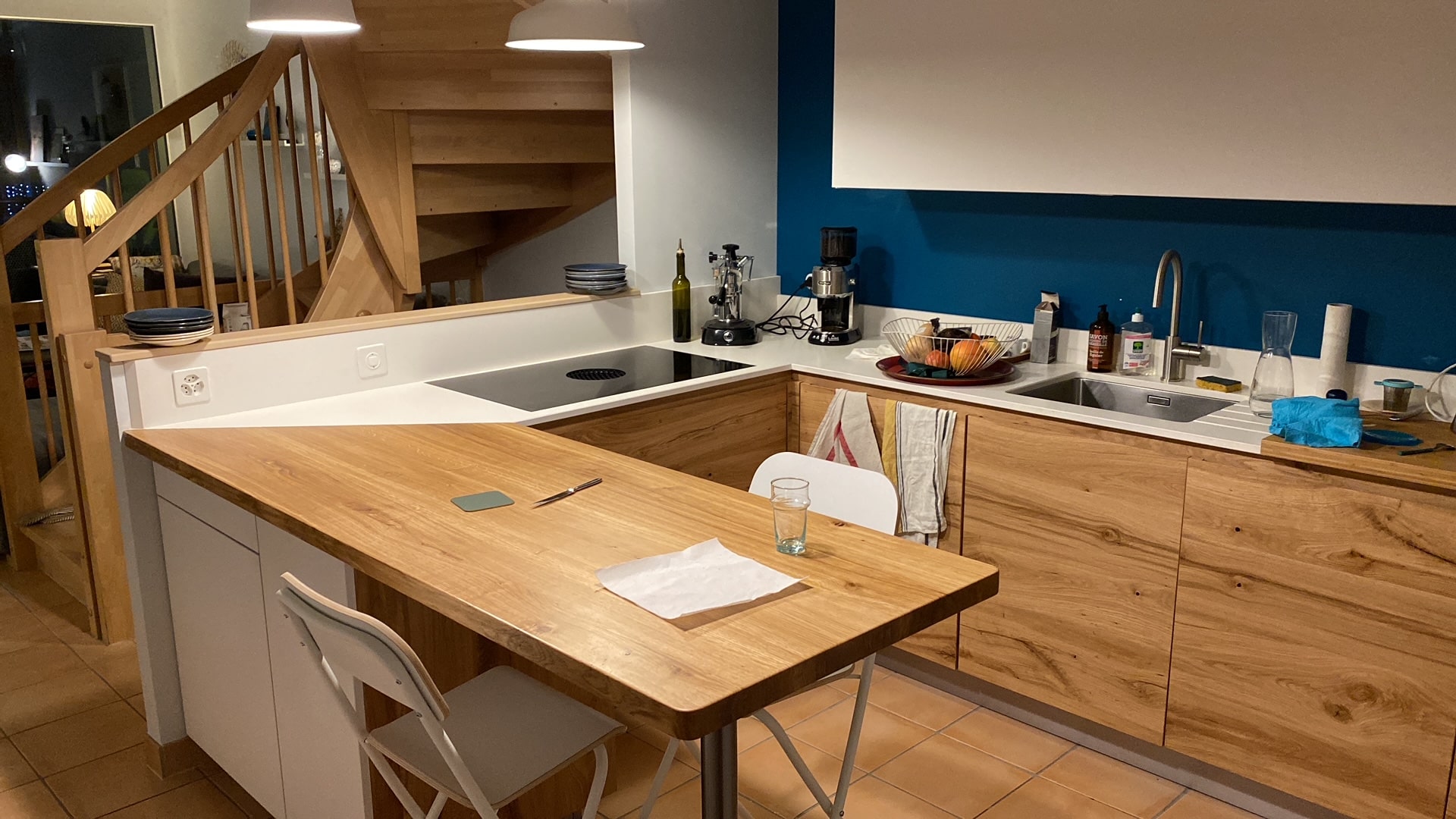Creation agencement de cuisine moderne avec plan de travail et espace petit déjeuner